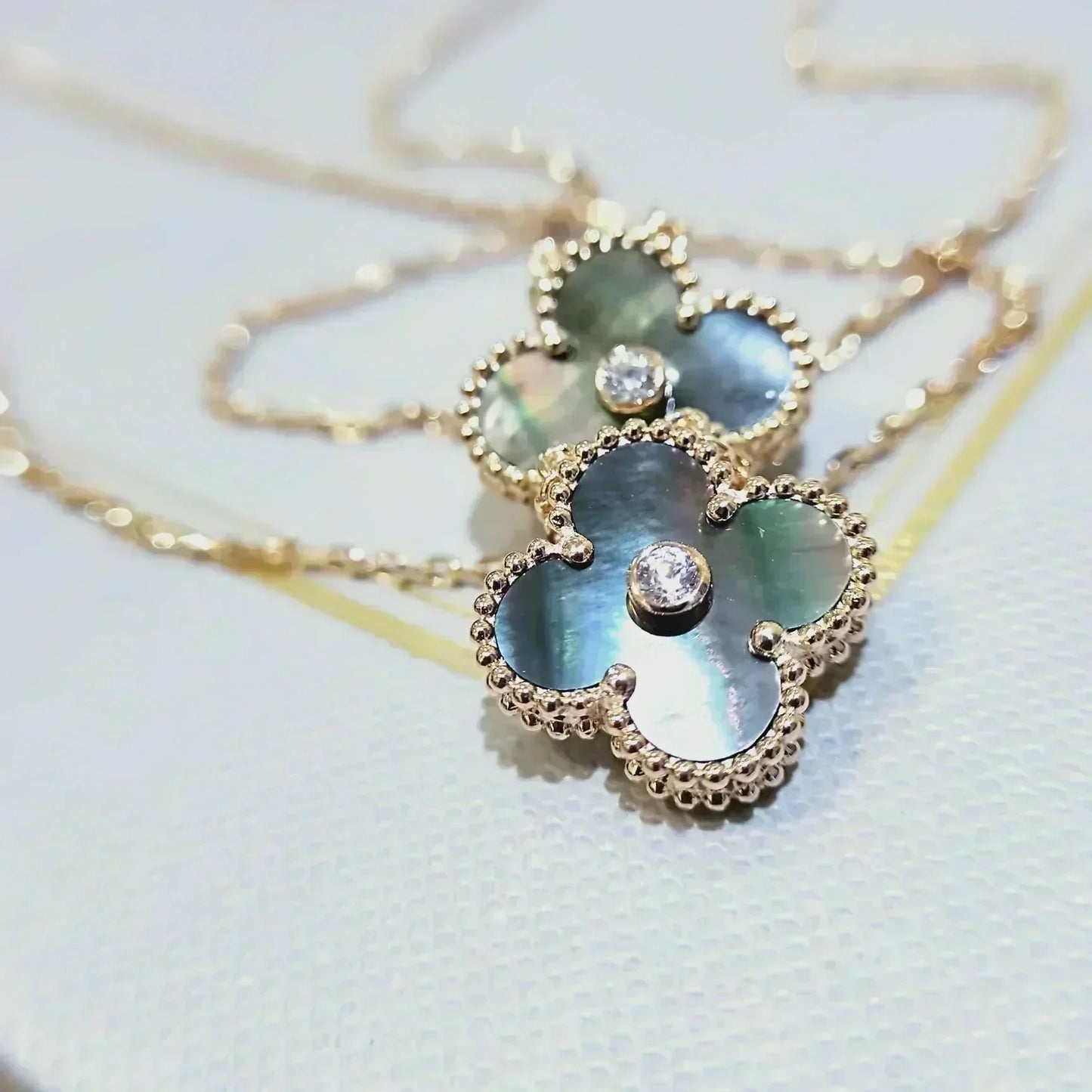 [BLUE TEARS]CLOVER 15MM DIAMOND AND MOTHER-OF-GREY NECKLACE