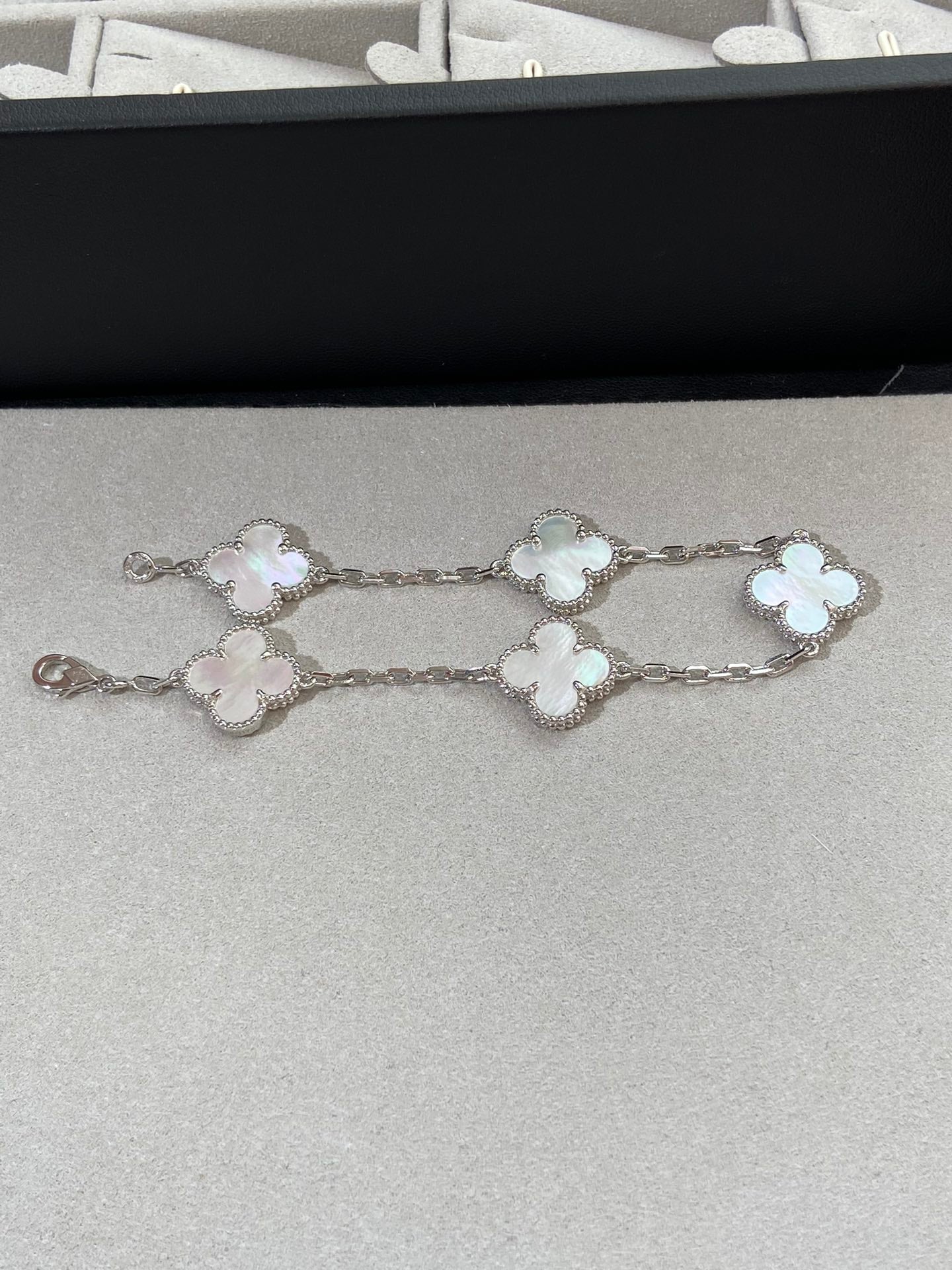 [BLUE TEARS]CLOVER SILVER MOP 5 MOTIF BRACELET