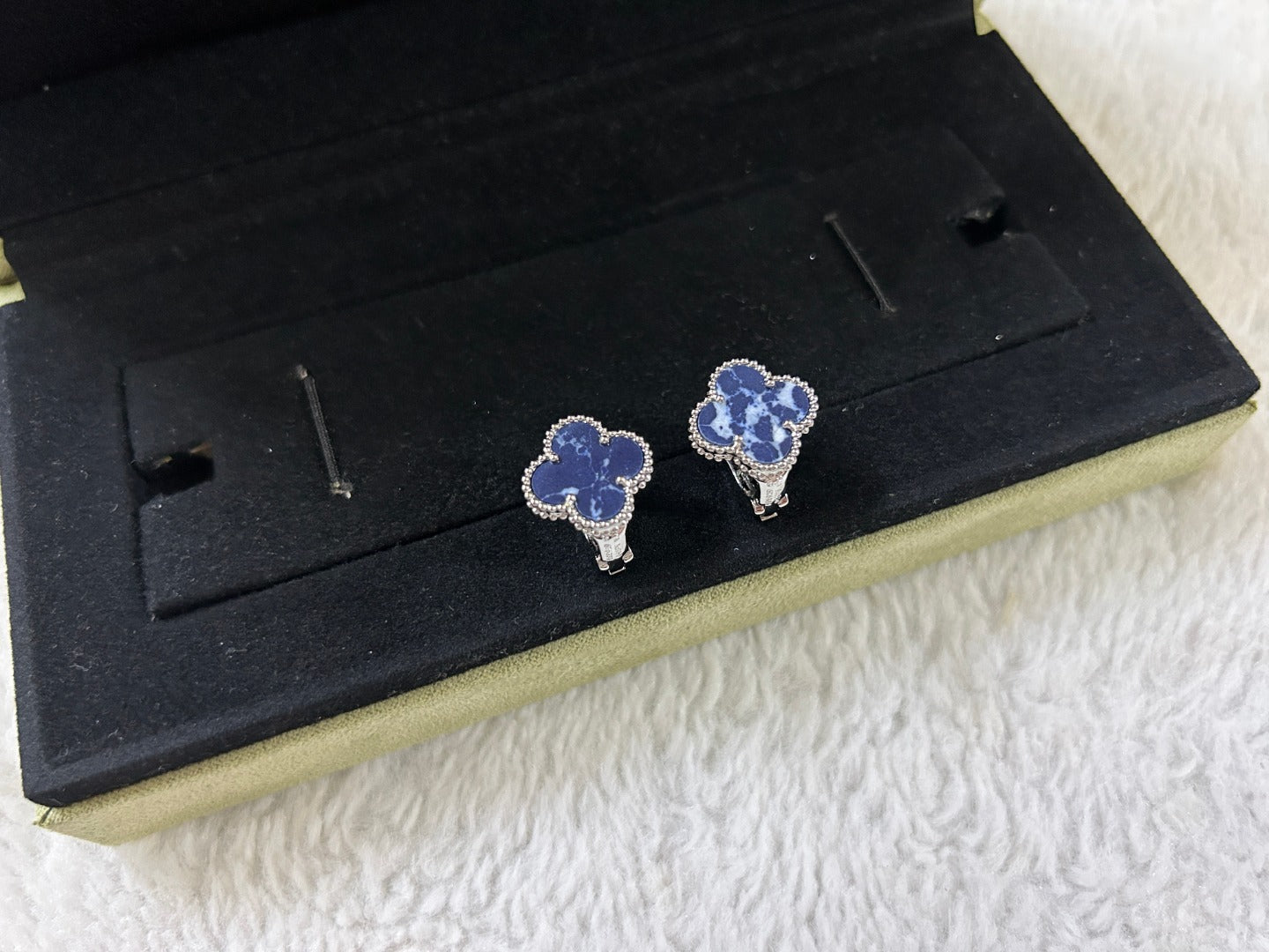 [BLUE TEARS]CLOVER PIETERSITE MEDIUM STUD EARRINGS