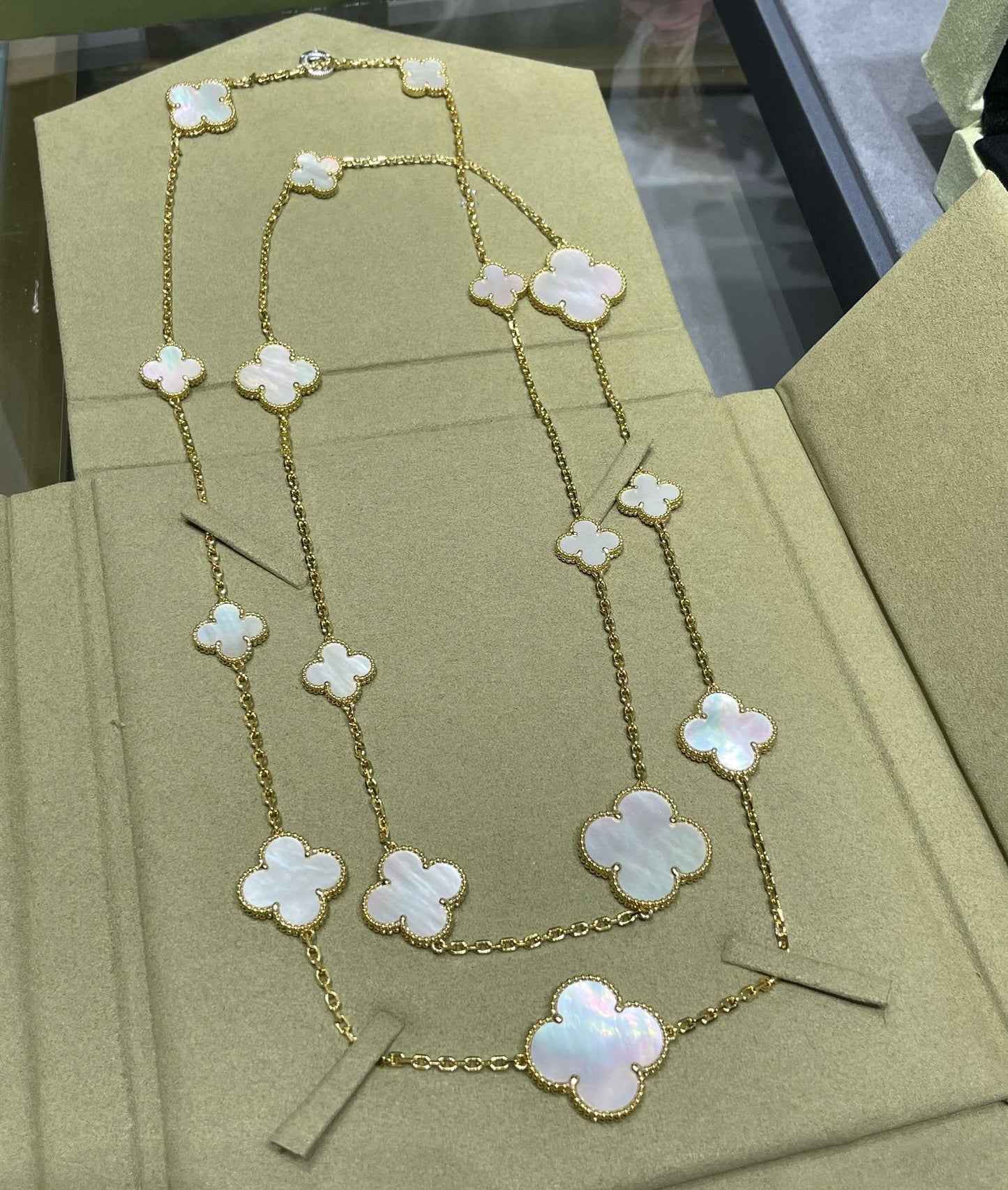 [BLUE TEARS]CLOVER 16 MOTIF WHITE MOP GOLD NECKLACE
