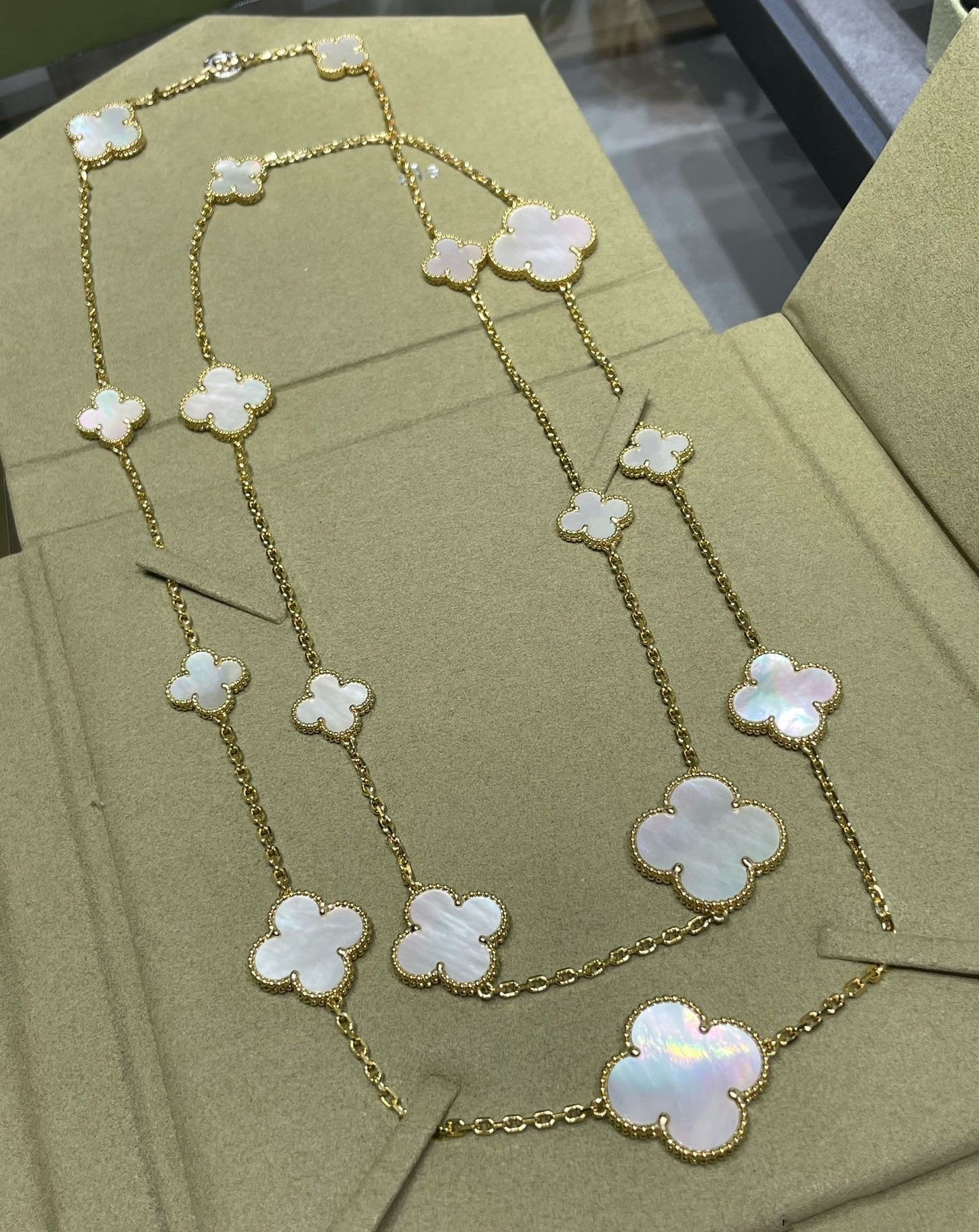 [BLUE TEARS]CLOVER 16 MOTIF WHITE MOP GOLD NECKLACE