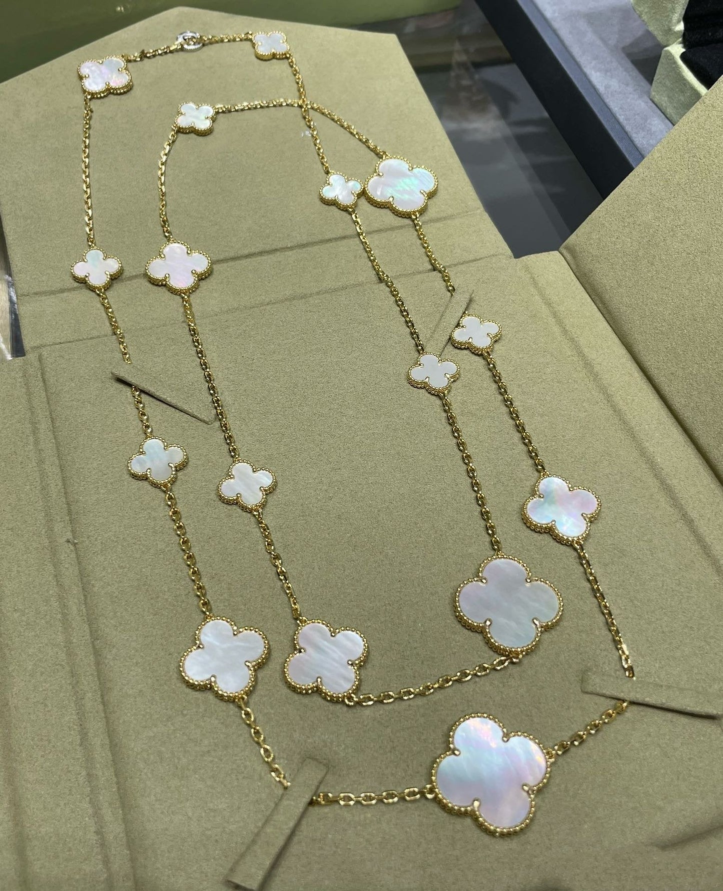 [BLUE TEARS]CLOVER 16 MOTIF WHITE MOP GOLD NECKLACE