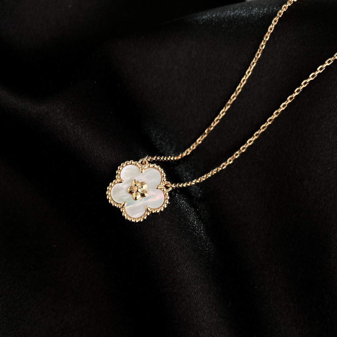 [BLUE TEARS]LUCKY  WHITE MOP  PLUM BLOSSOM NECKLACE