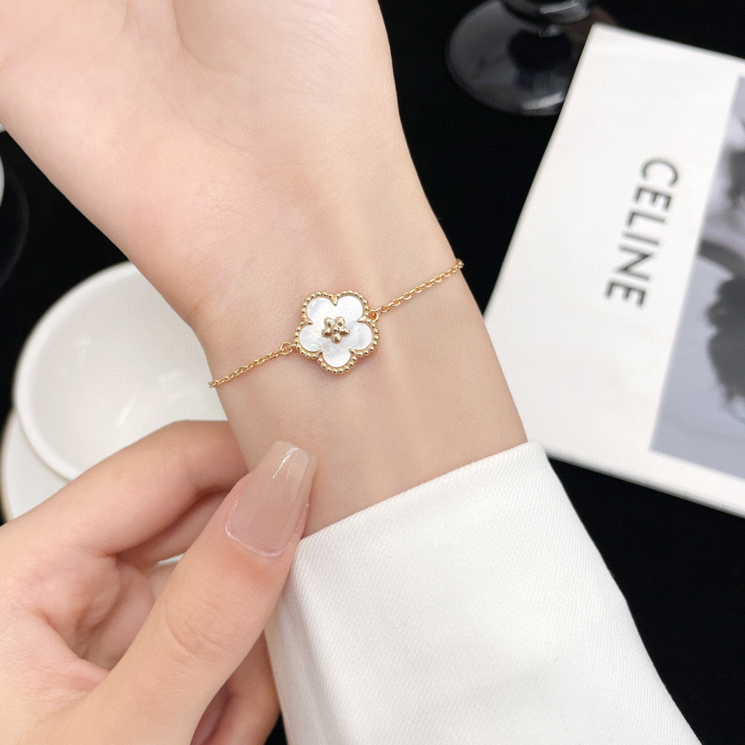[BLUE TEARS]LUCKY WHITE MOP PLUM BLOSSOM  BRACELET