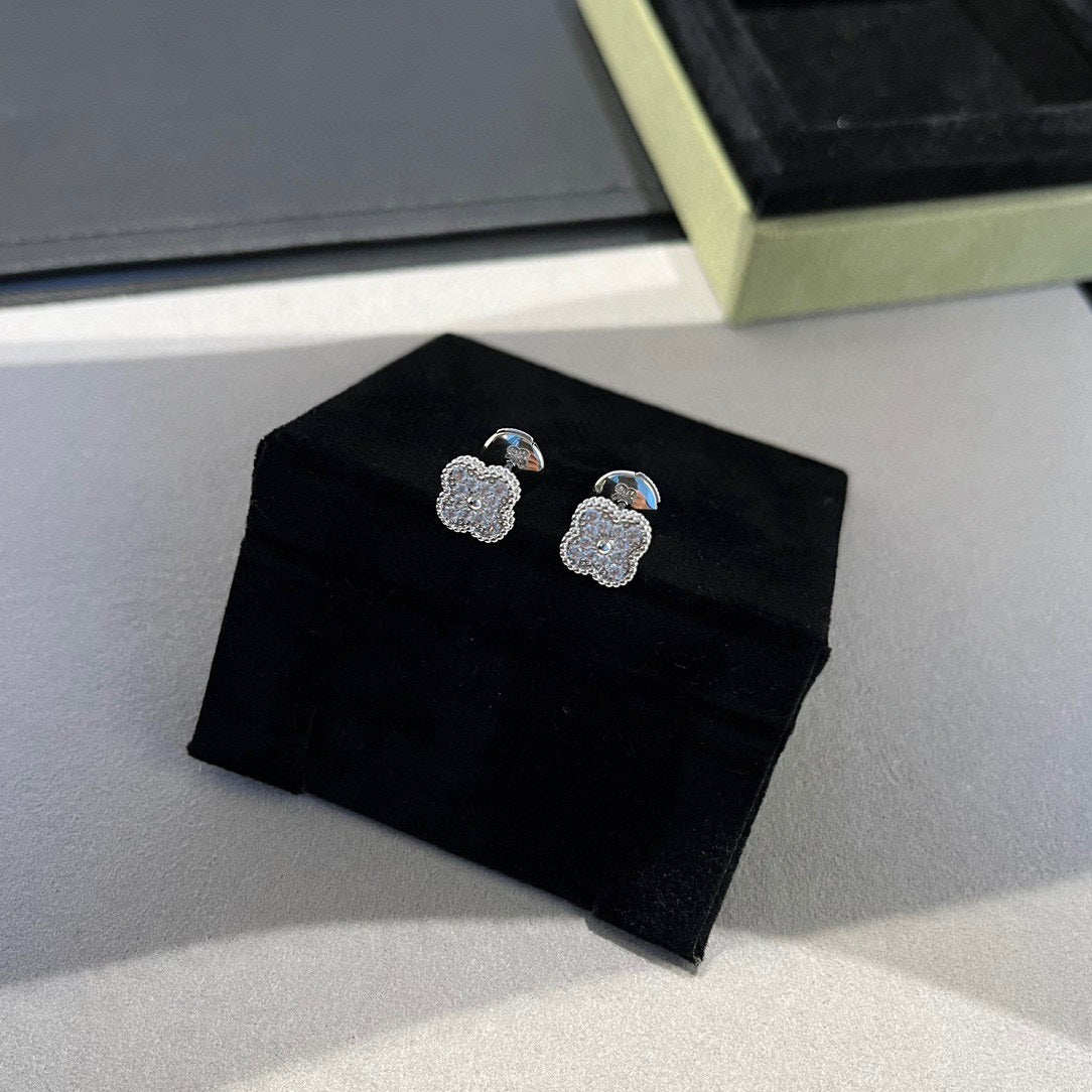 [BLUE TEARS]CLOVER MINI DIAMOND STUD EARRINGS